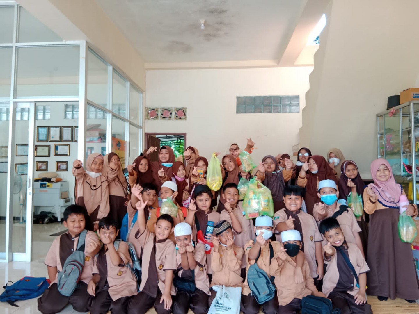 Kunjungan Edukasi Siswa SD Teradu Madina ke Kampung Amplang UD. Taufiq Jaya Makmur